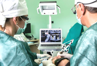 Chirurgia implantare robotica