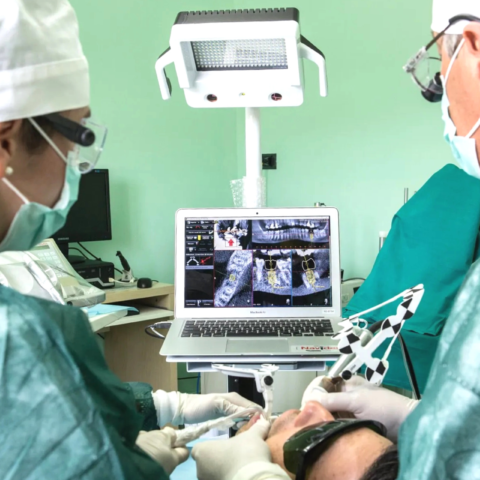 Chirurgia implantare robotica